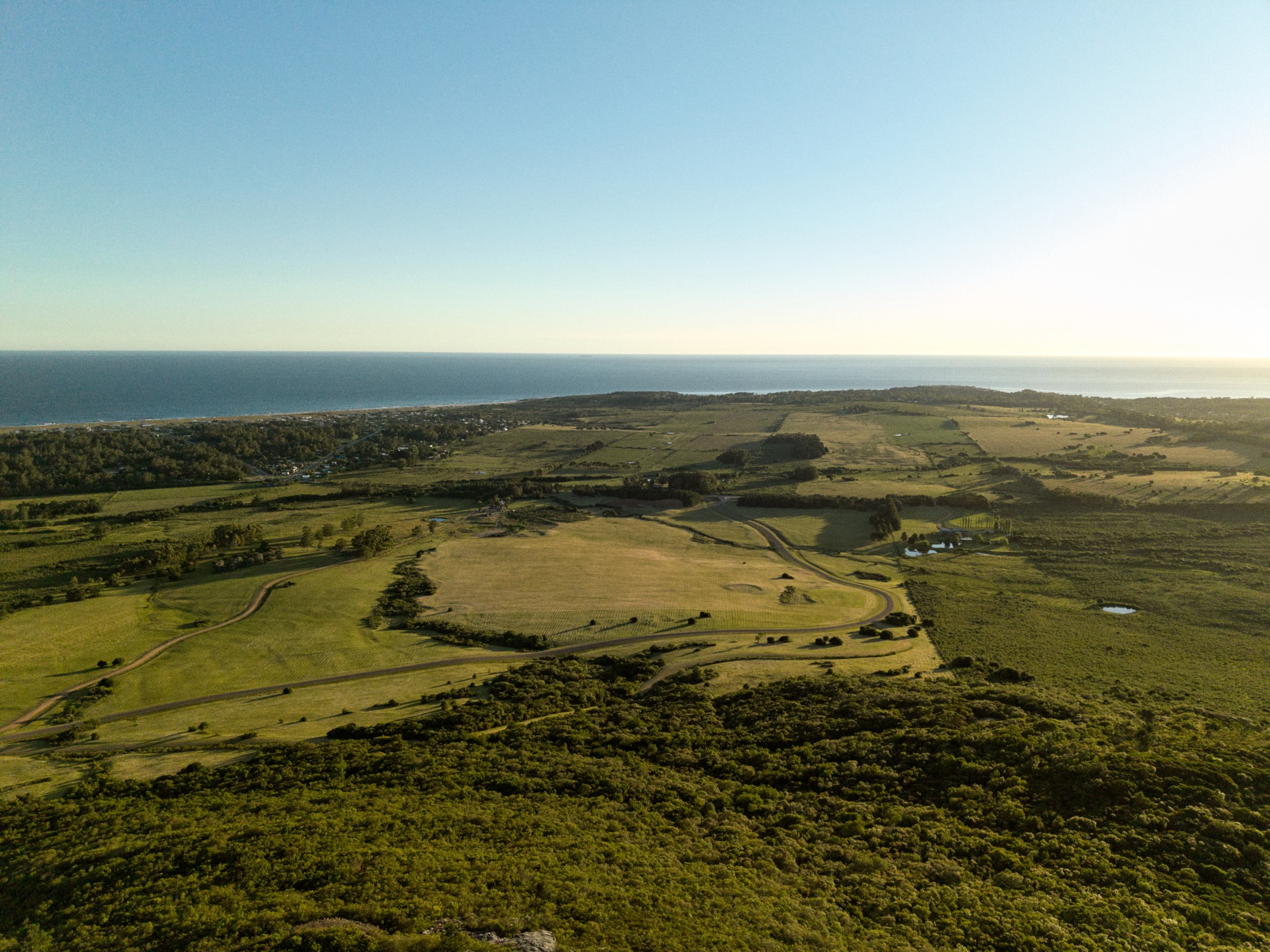 El predio de Agreste sobre la ladera, con el mar en el horizonte